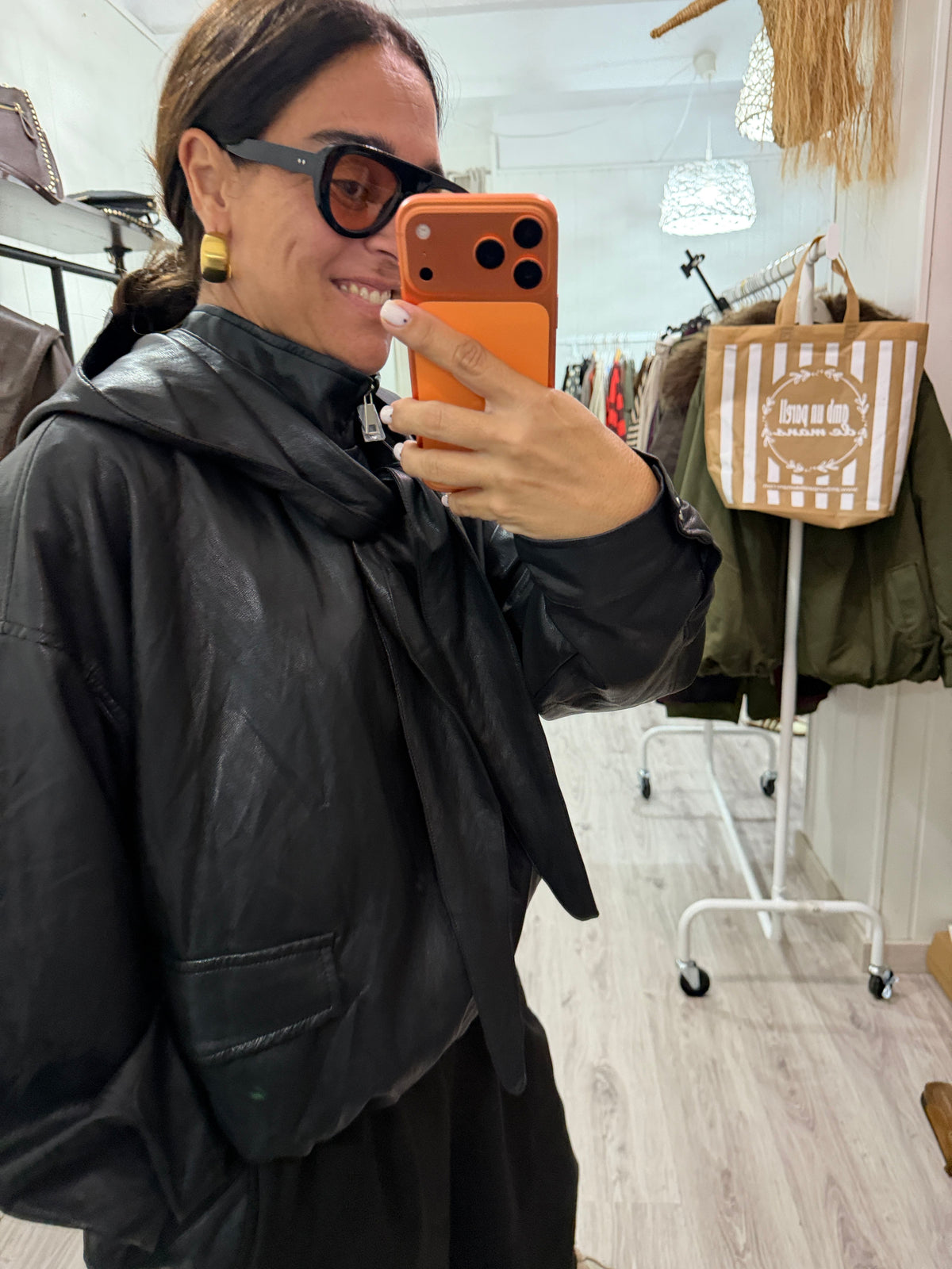 CHAQUETA ARI ECOPIEL CAPUCHA LAZADA EXTRAÍBLE NEGRO