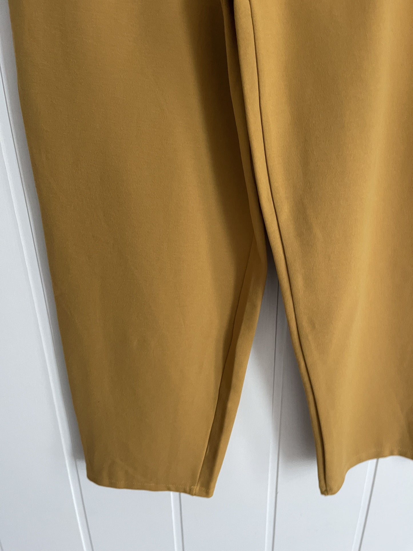 Pantalón Buttons punto roma mostaza
