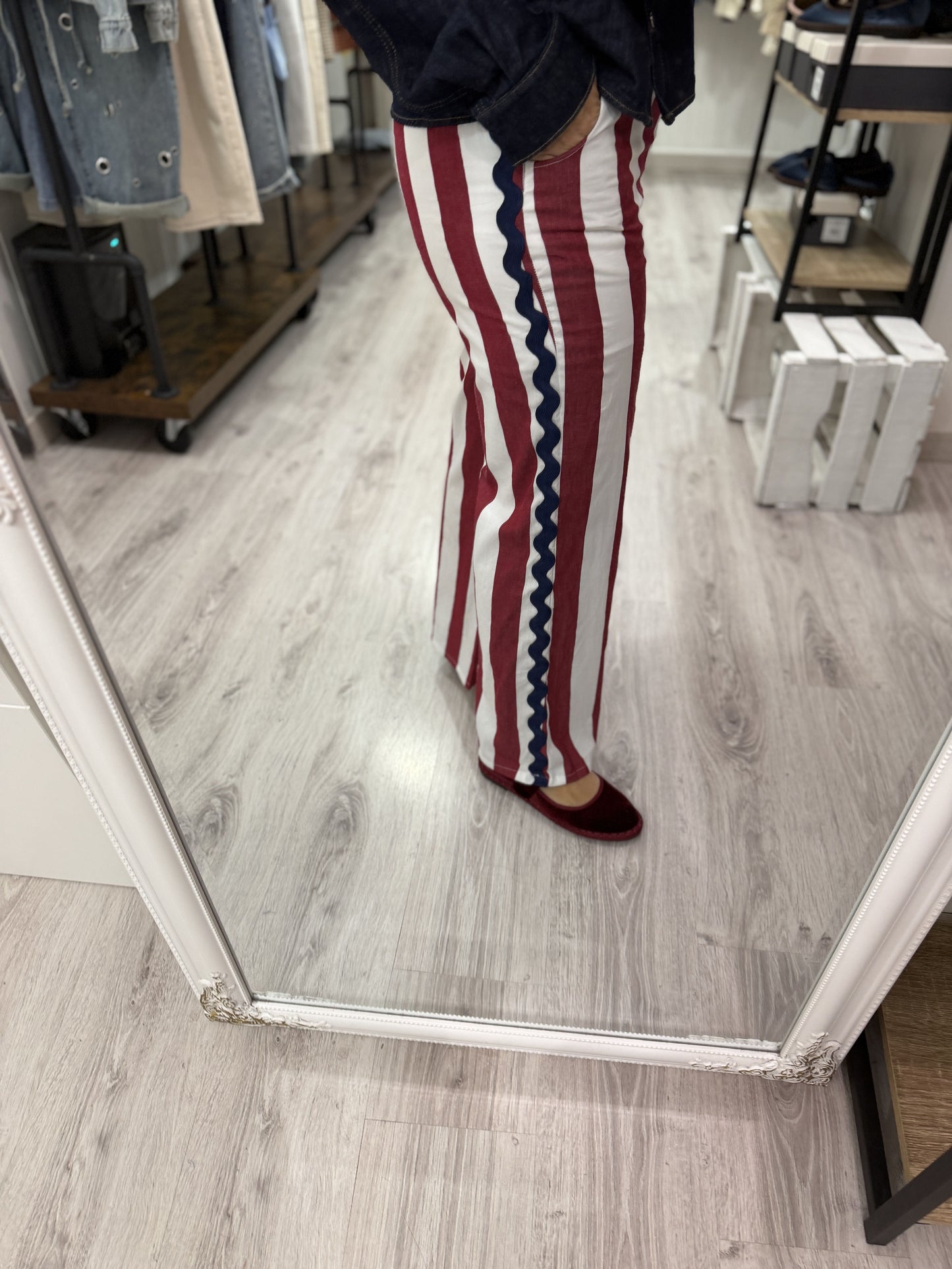 Pantalón Rayas Maca burdeos