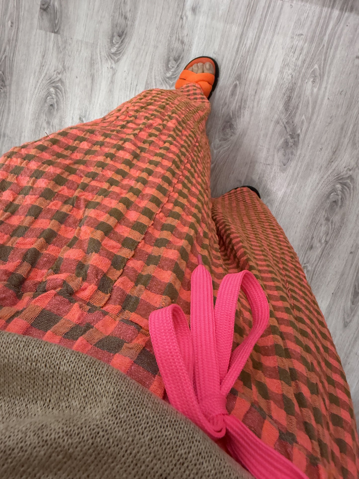 Pantalón vichy fluor coral y taupe