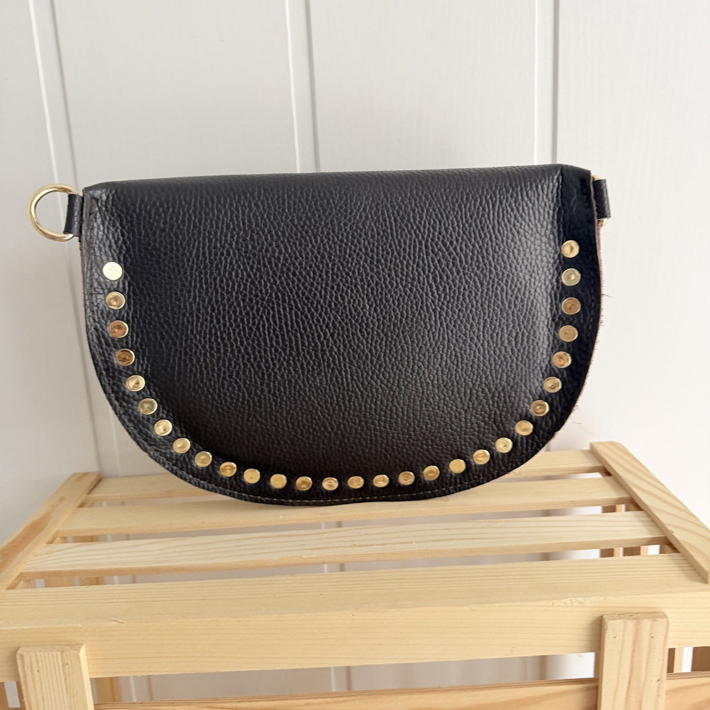 Riñonera piel tachas chocolate