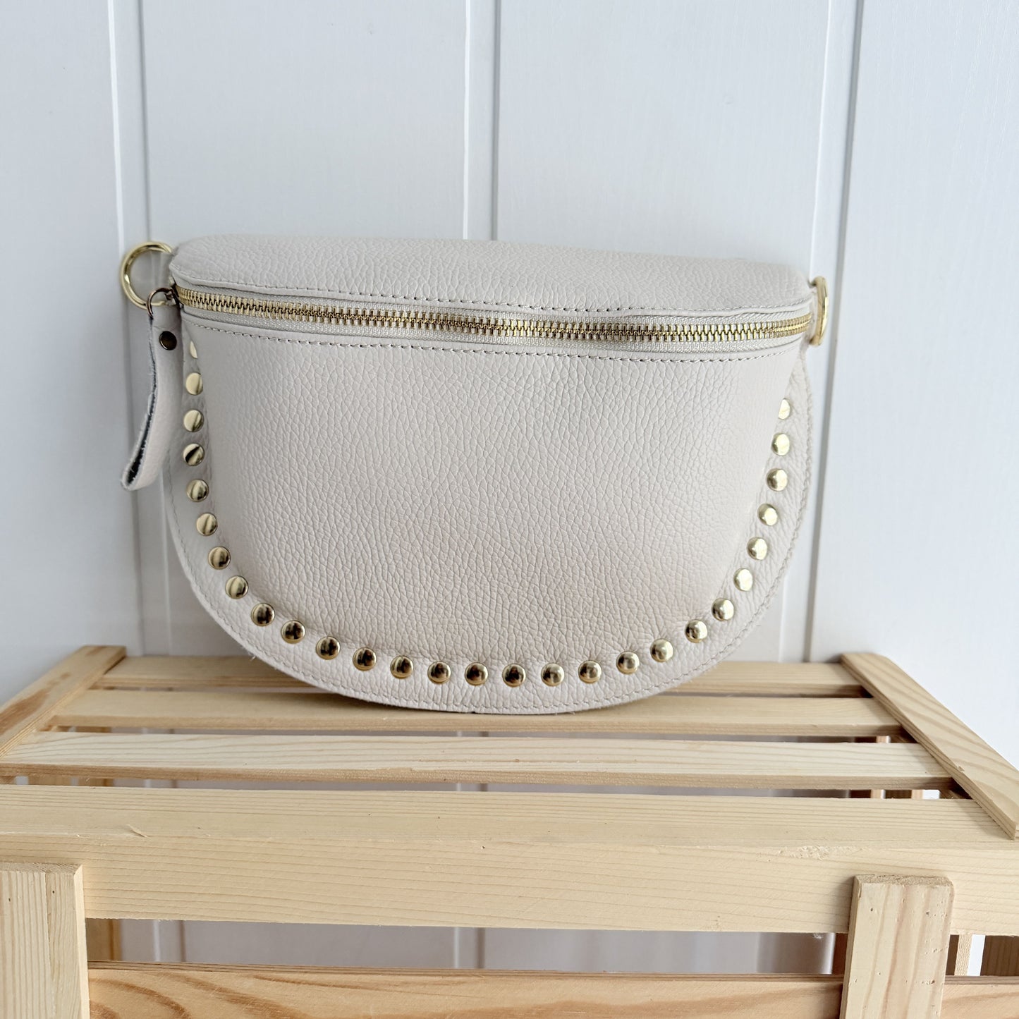 Riñonera piel tachas marfil