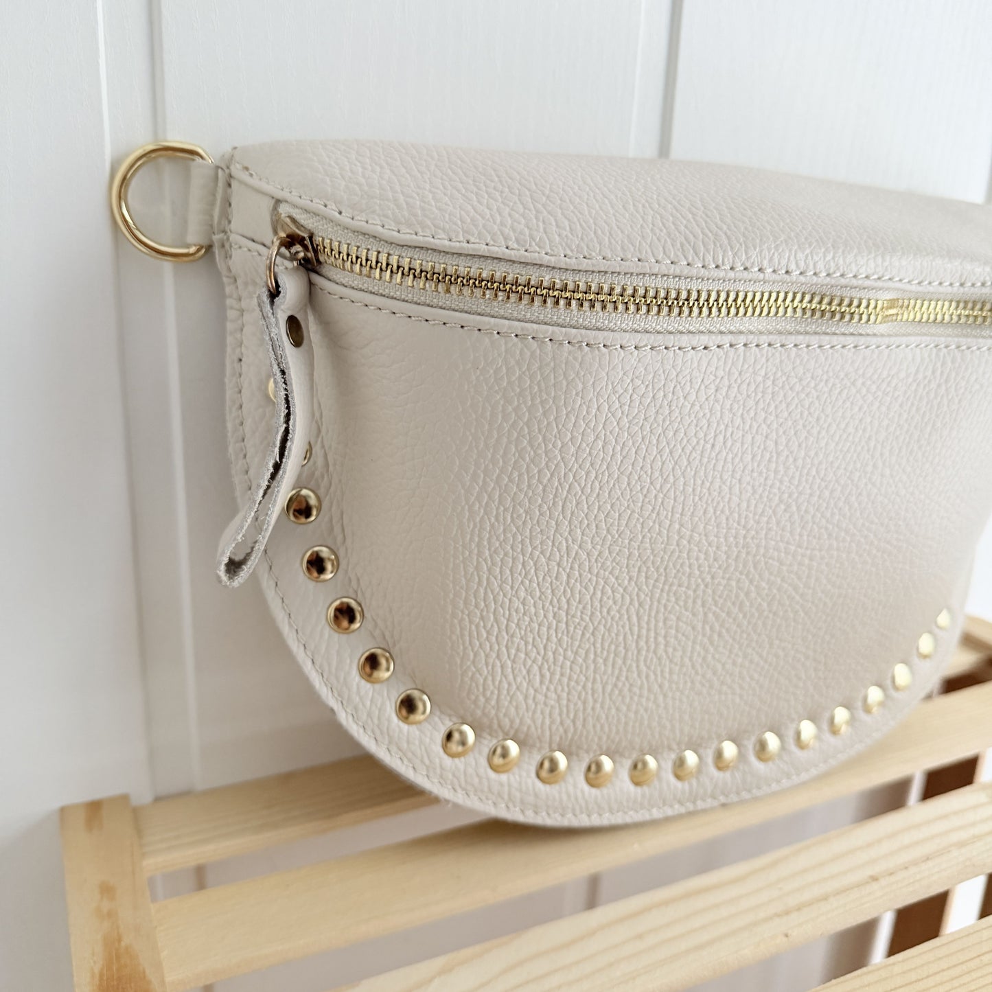 Riñonera piel tachas marfil