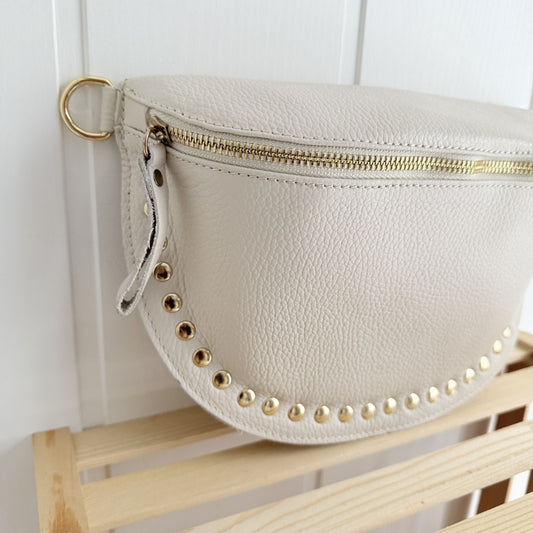 Riñonera piel tachas marfil