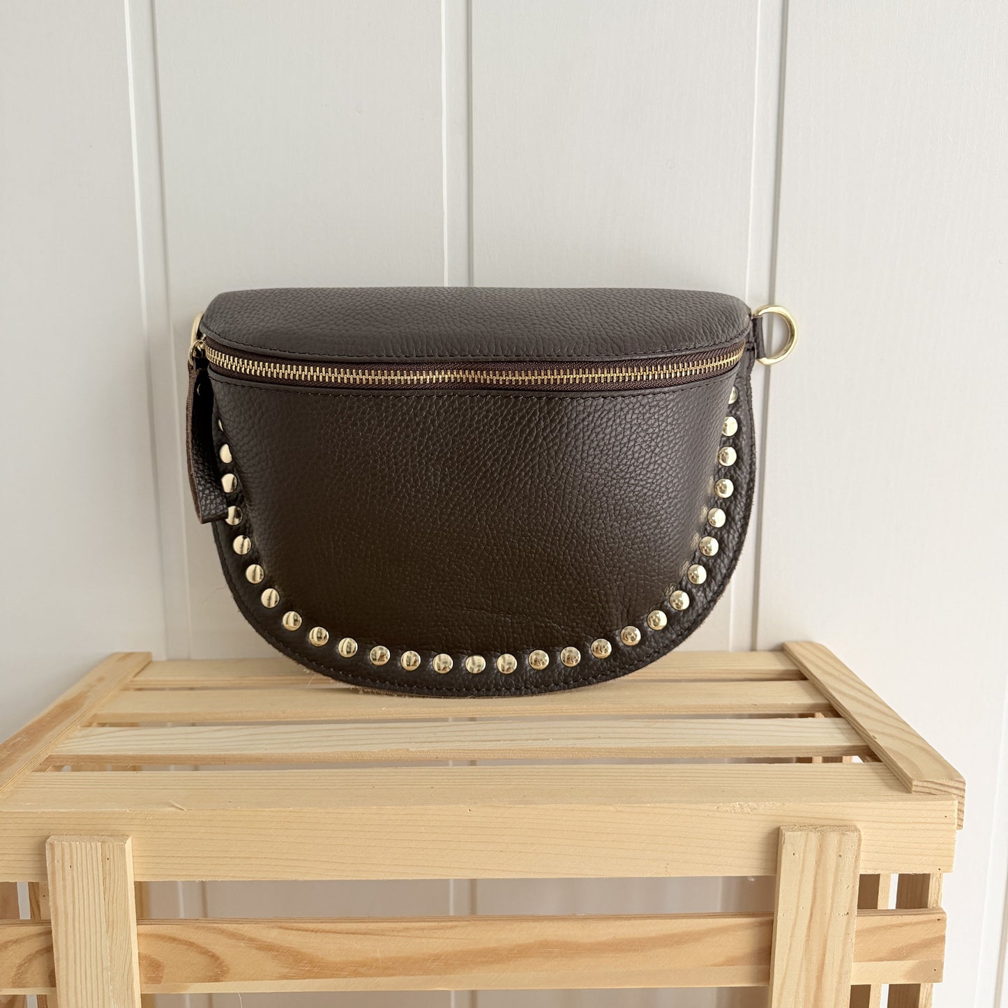 Riñonera piel tachas chocolate