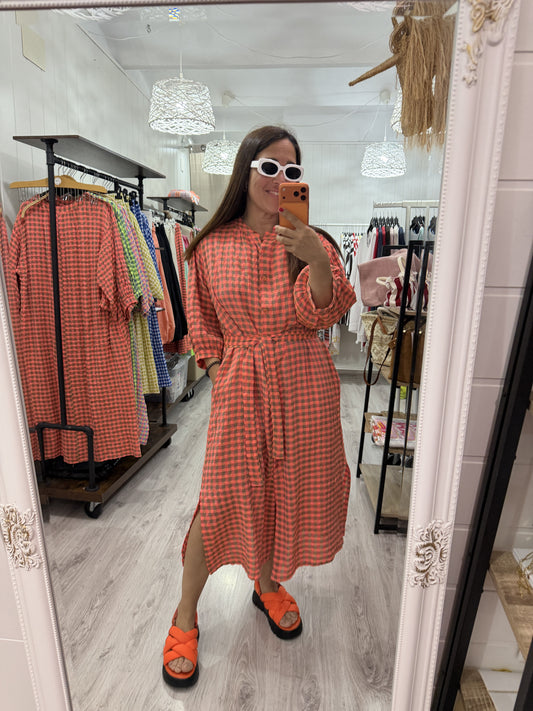 Vestido Vichy fluor coral y tapue