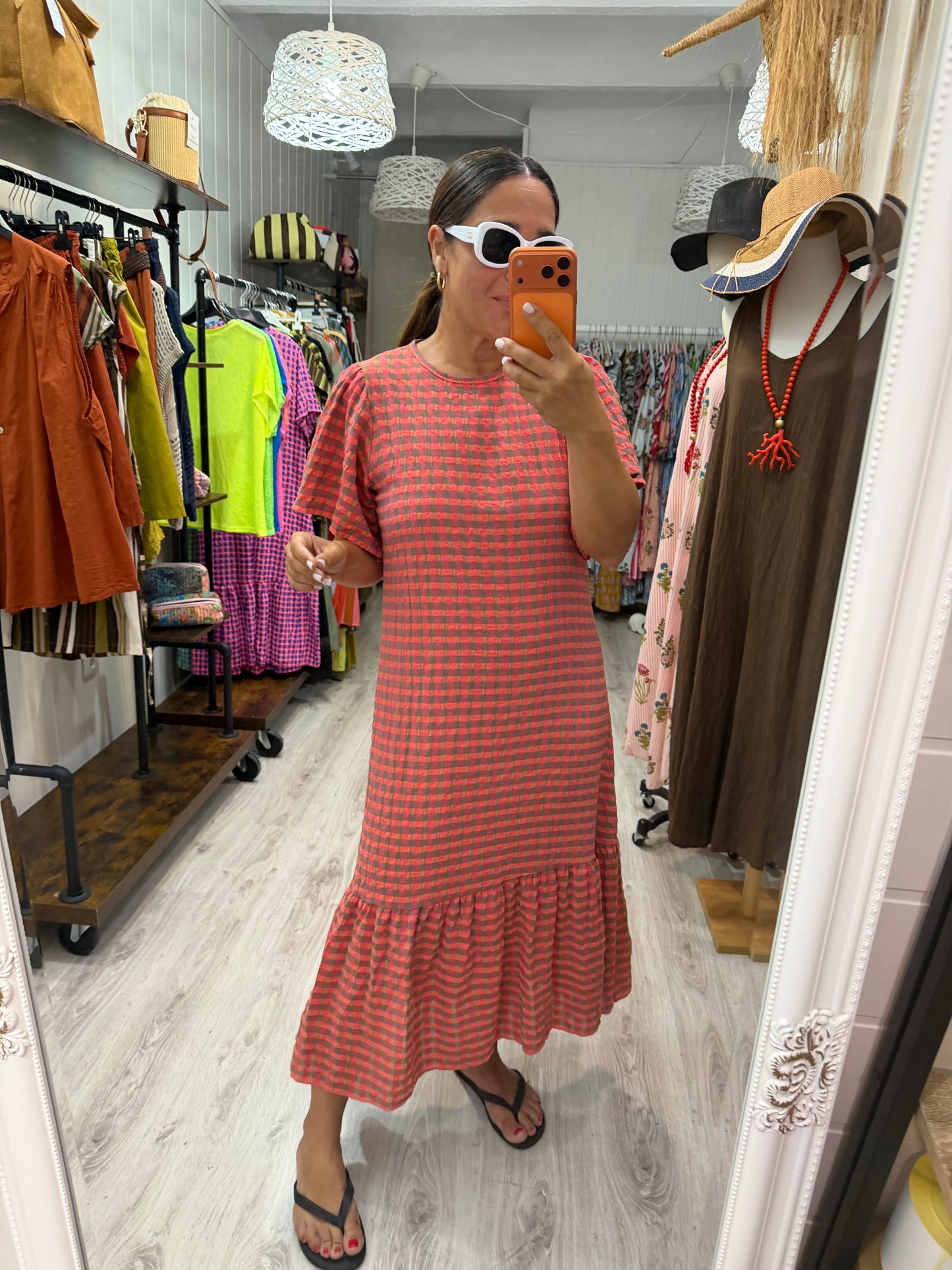 Vestido Vichy fluor volantes coral y taupe