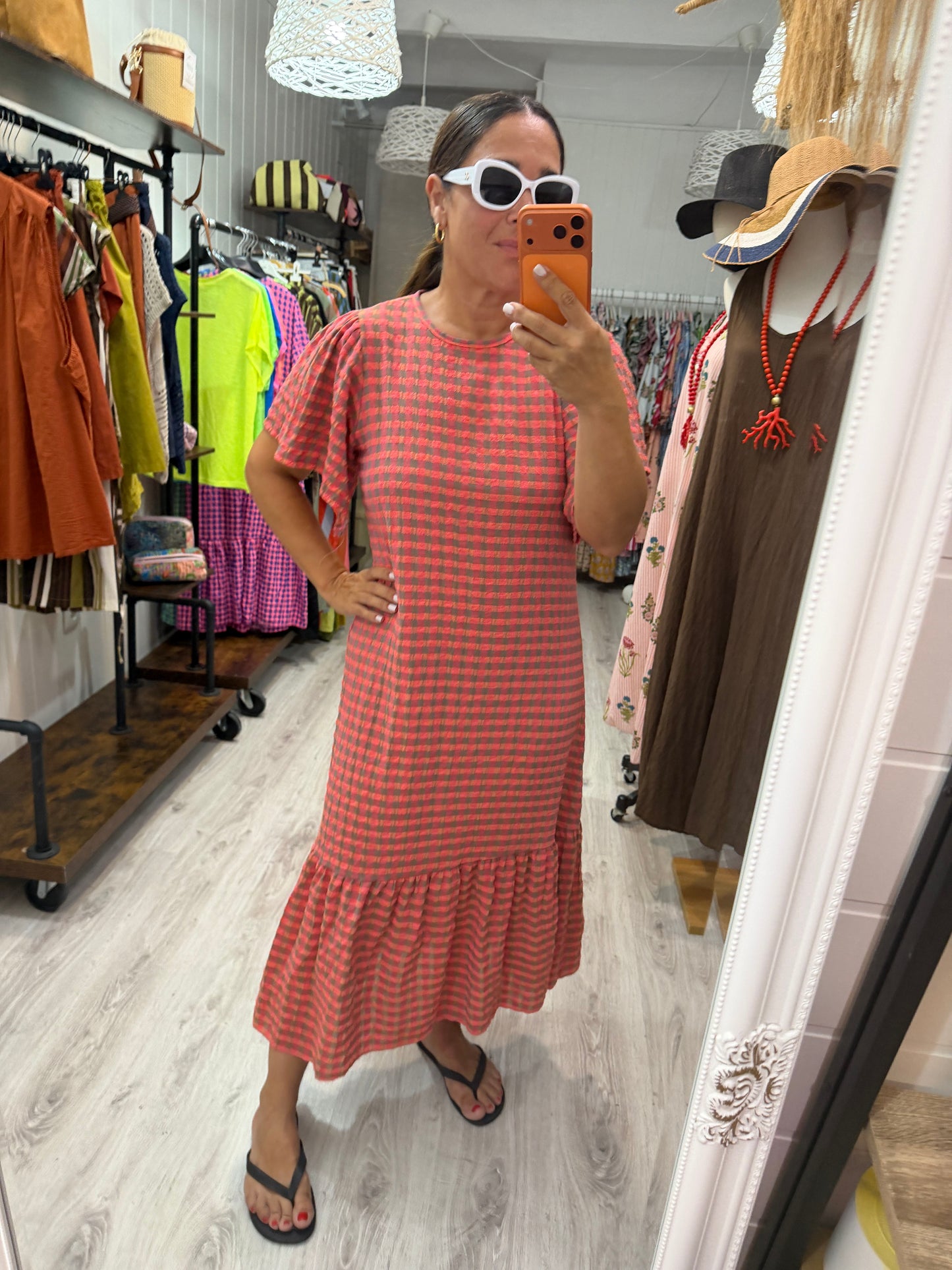 Vestido Vichy fluor volantes coral y taupe