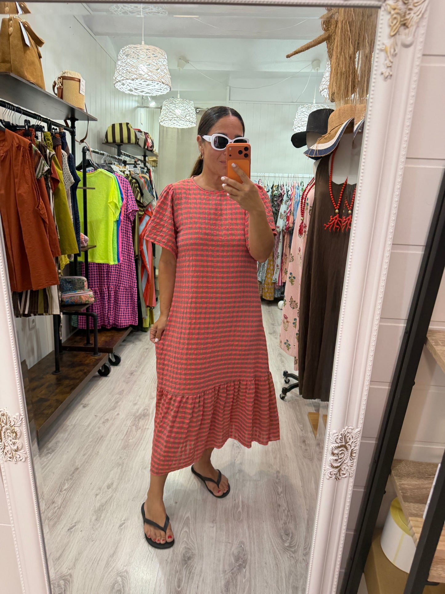 Vestido Vichy fluor volantes coral y taupe