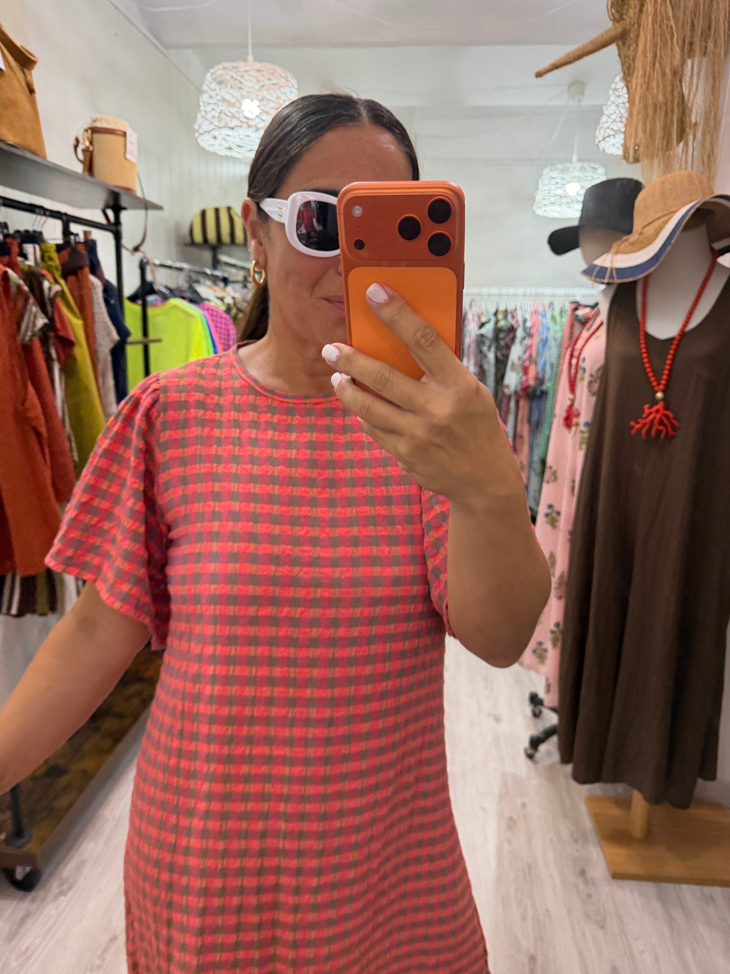 Vestido Vichy fluor volantes coral y taupe