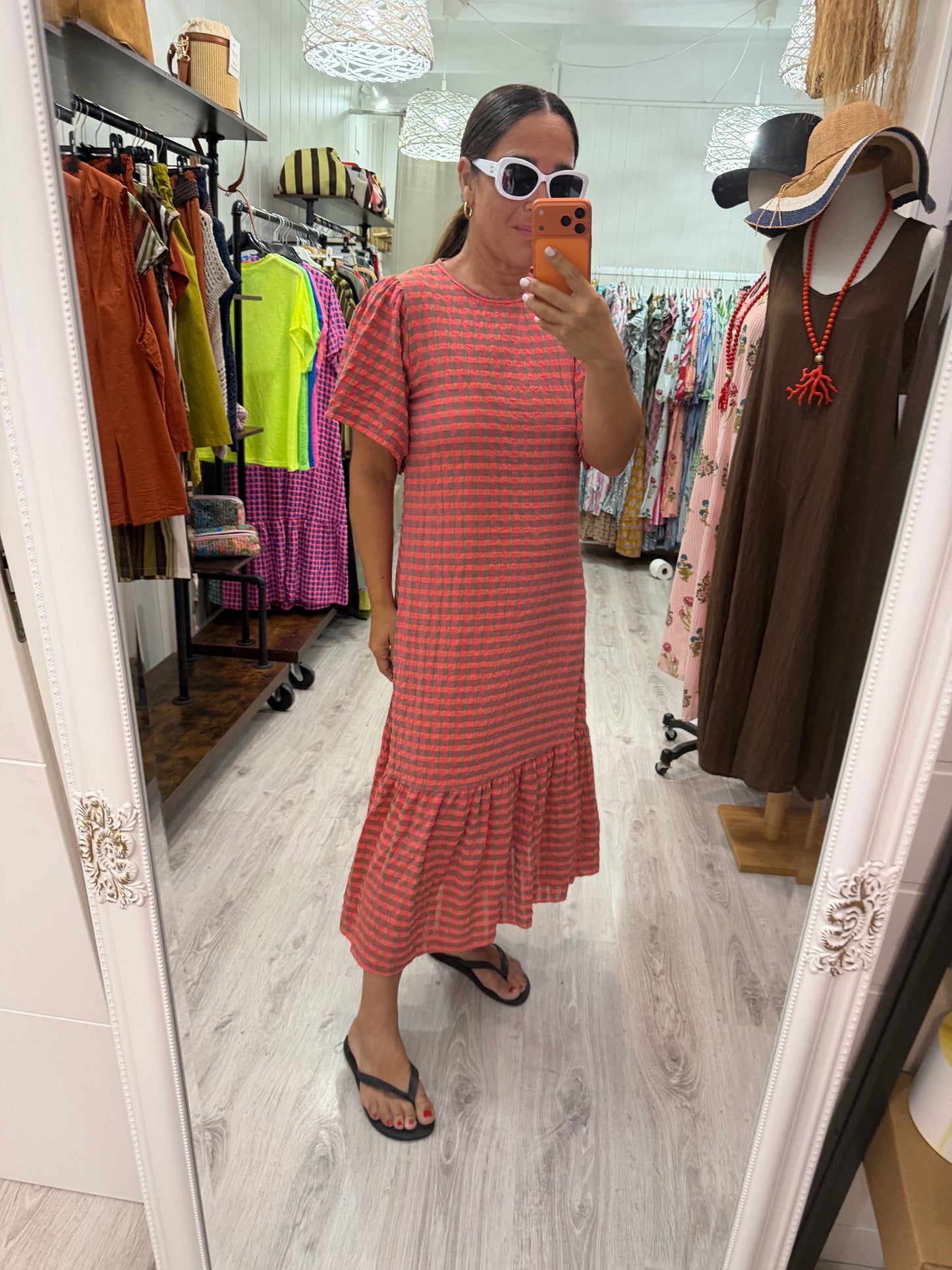 Vestido Vichy fluor volantes coral y taupe