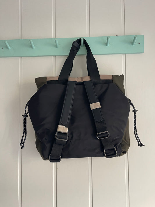 Bolso 3 en 1 kaki : de mano-mochila-bandolera