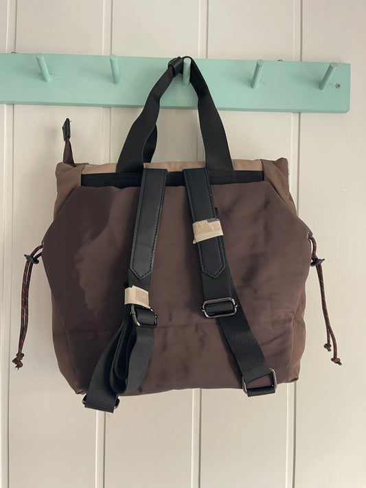 Bolso 3 en 1 chocolate : de mano-mochila-bandolera