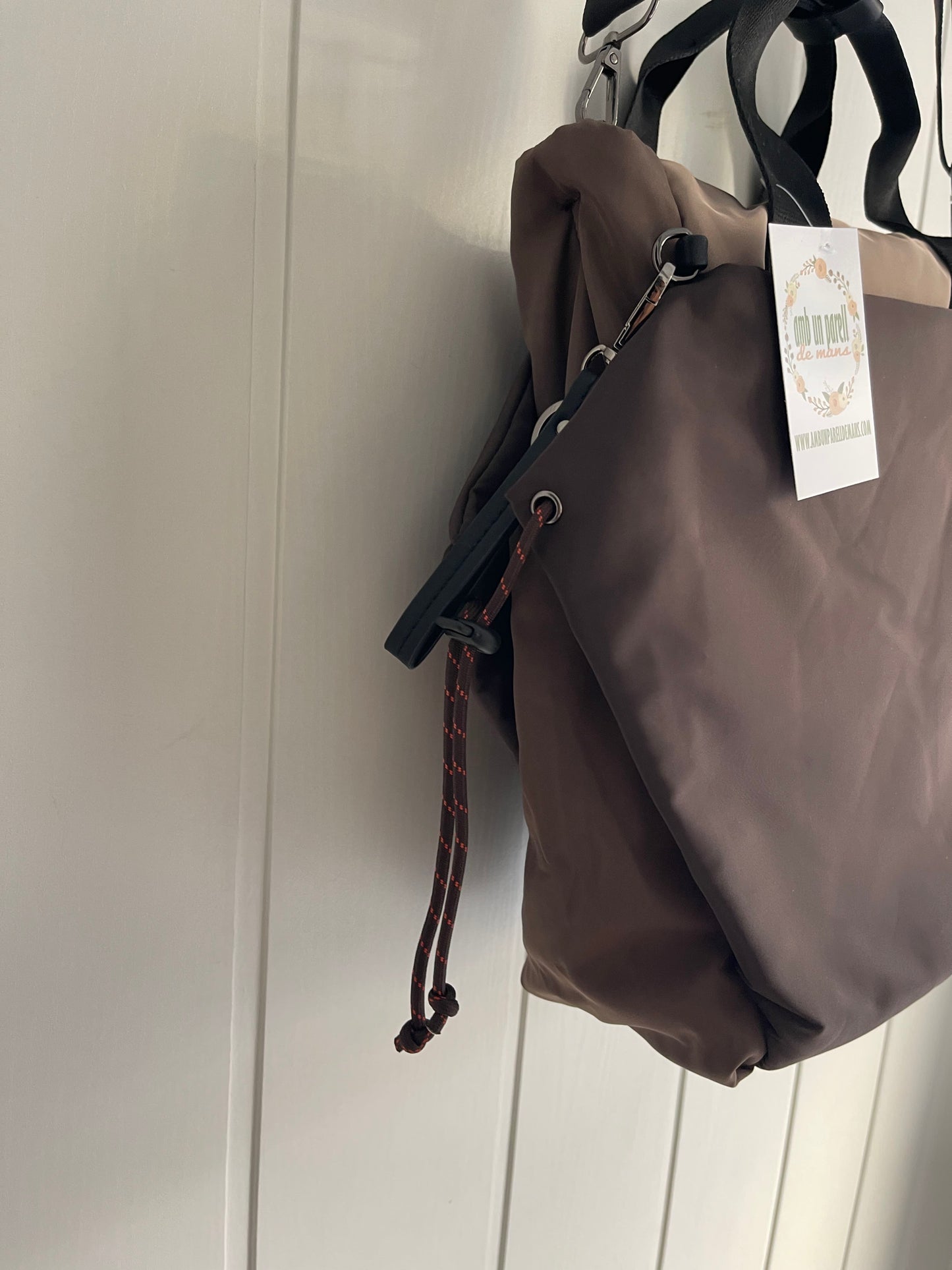 Bolso 3 en 1 chocolate : de mano-mochila-bandolera