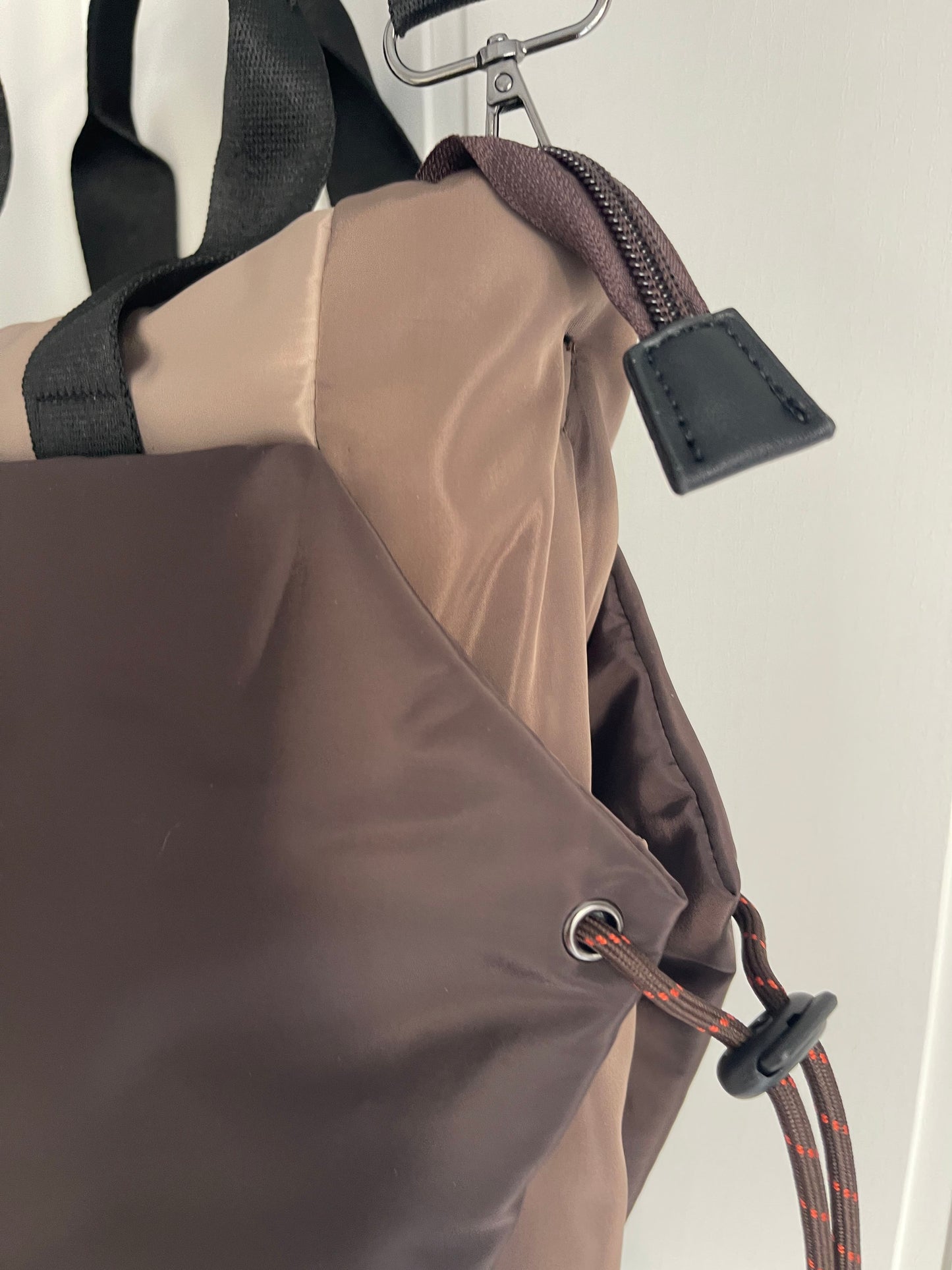 Bolso 3 en 1 chocolate : de mano-mochila-bandolera