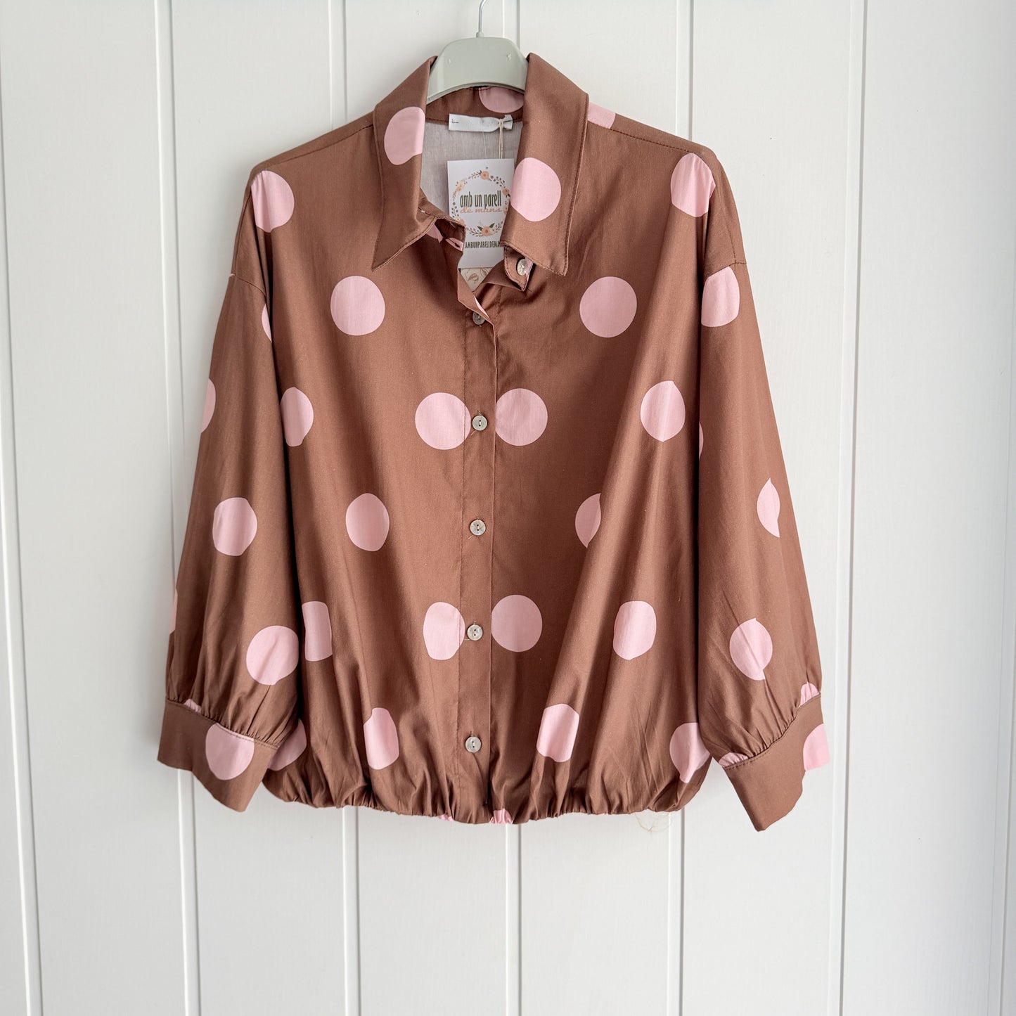Camisa Caetana topos chocolate y rosa