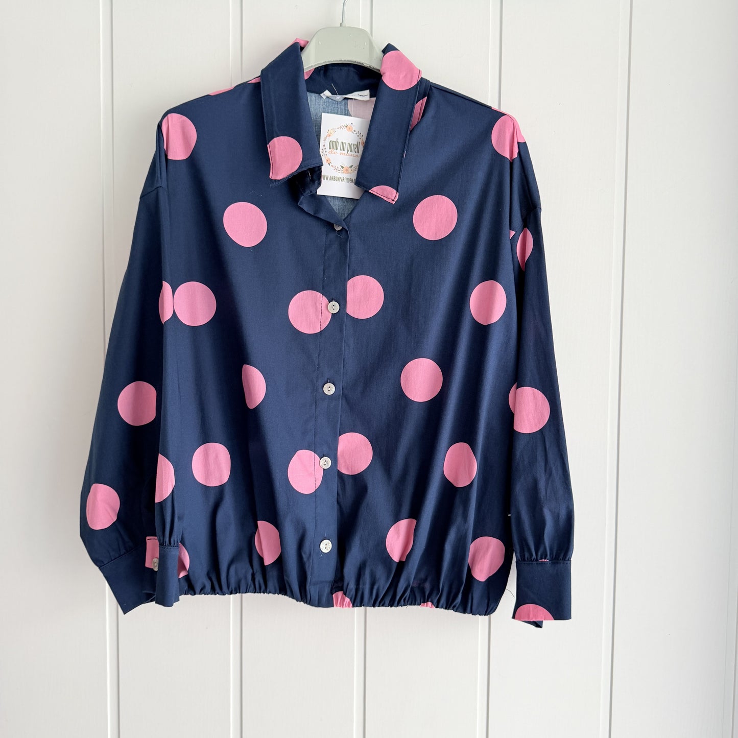 Camisa Caetana topos azul y fucsia