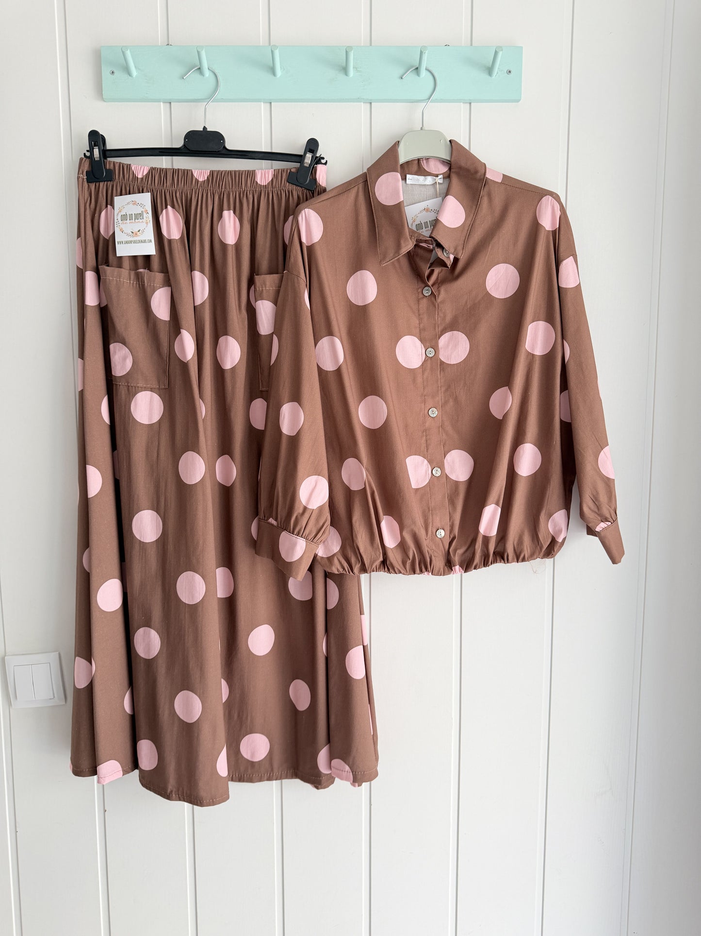 Camisa Caetana topos chocolate y rosa