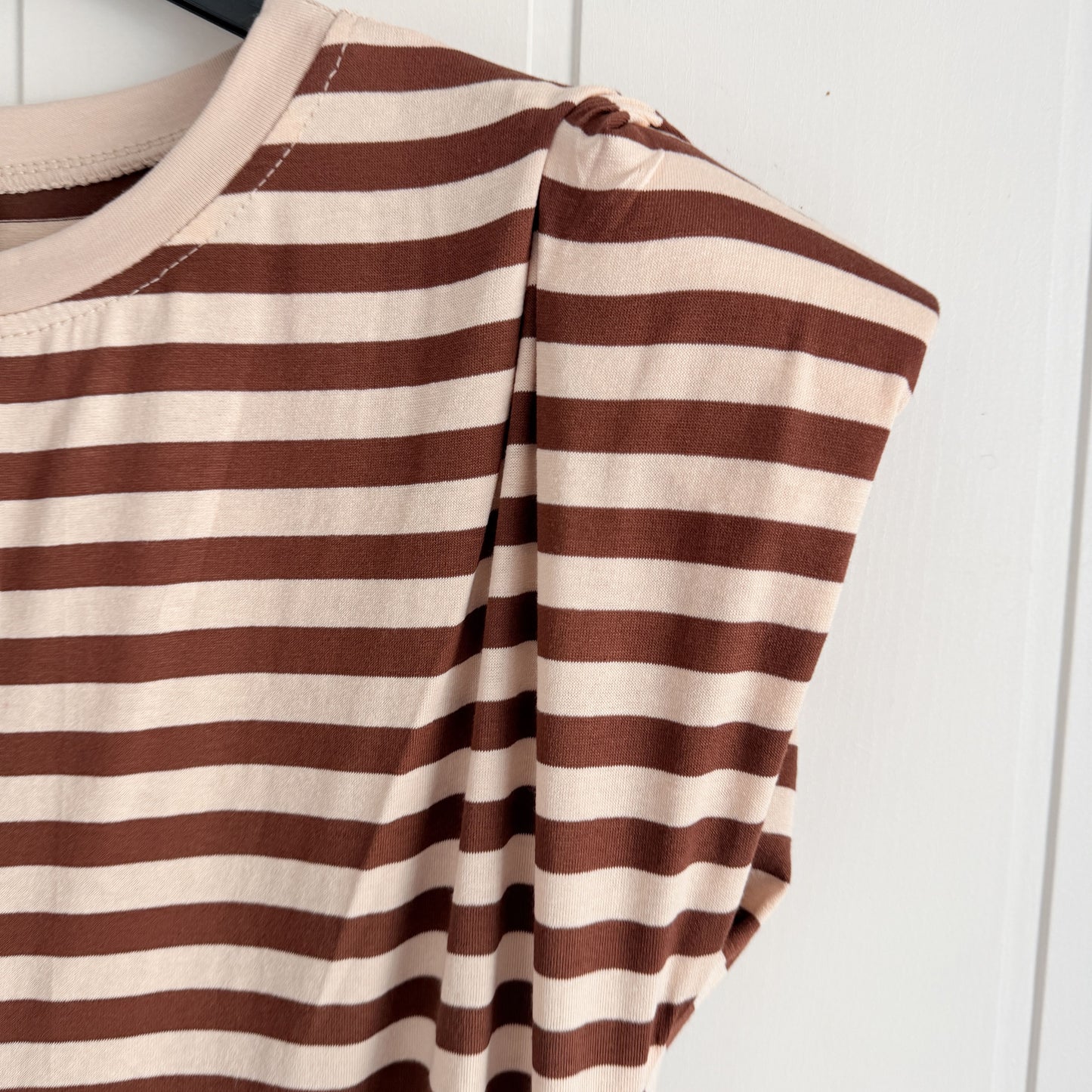 Camiseta Funchal hombreras beige y chocolate