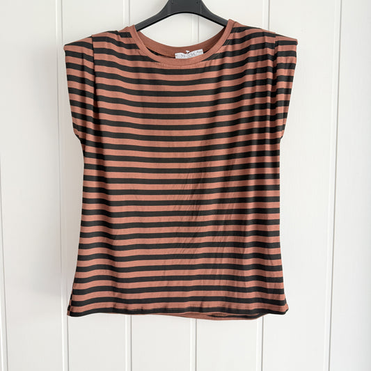 Camiseta Funchal hombreras chocolate y negro