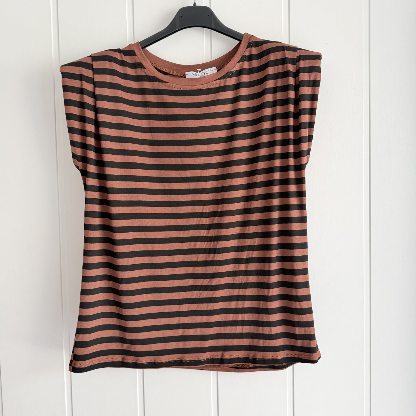 Camiseta Funchal hombreras chocolate y negro