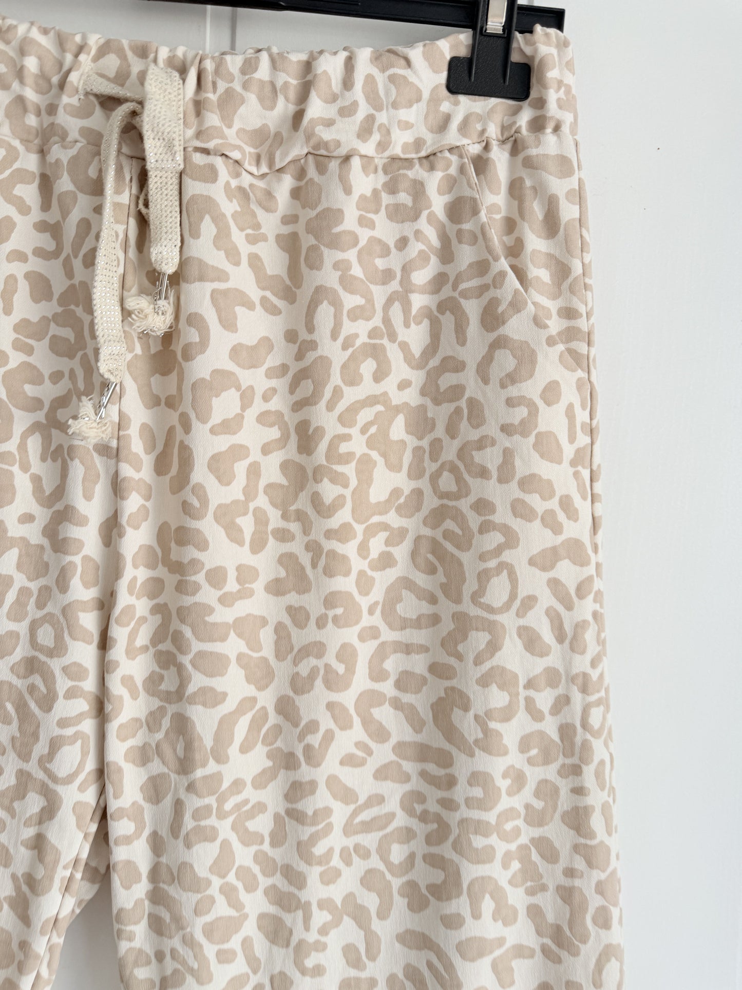 Pantalón animal print elástico beige