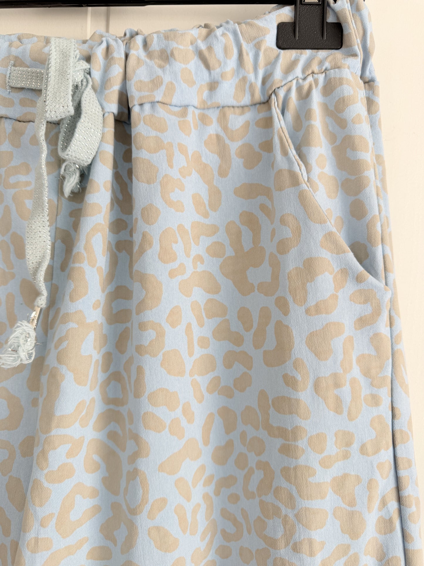 Pantalón animal print elástico azul cielo